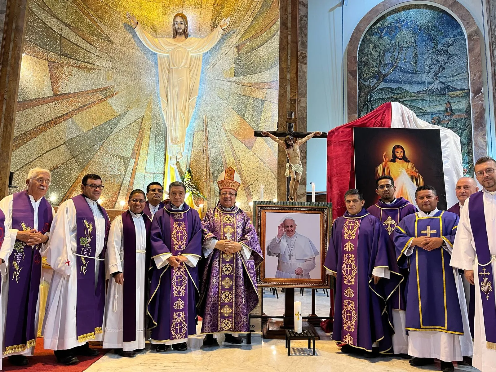SANTA MISA DE SUFRAGIO POR EL PAPA FRANCISCO